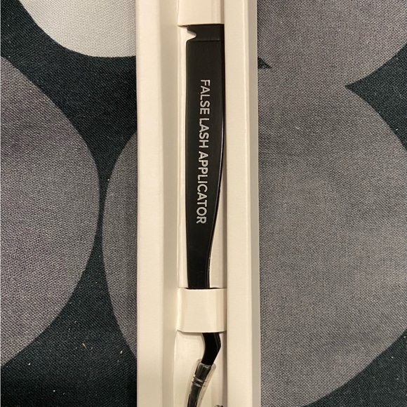 Younique Magnetic Lashes (2 sets) with magnetic liner and lash applicator - Picture 3 of 4